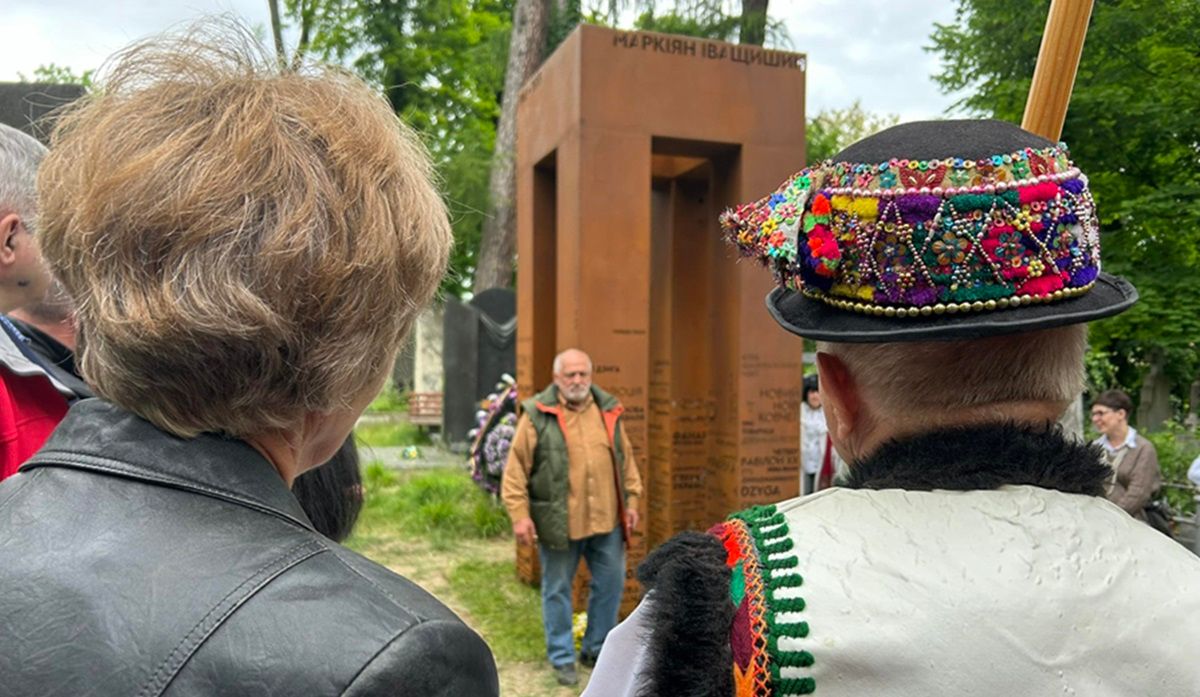 На Личаківському кладовищі у Львові відкрили пам’ятник Маркіяну Іващишину