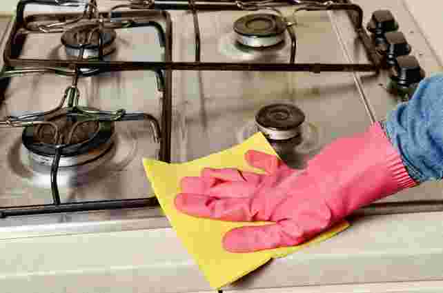 8 простих способів відчистити плиту від нальоту і жиру
