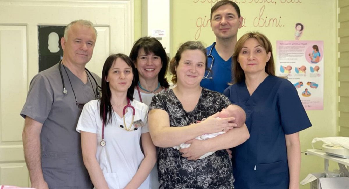 Львівські хірурги успішно видалили новонародженій львів’янці  півкілограмову пухлину