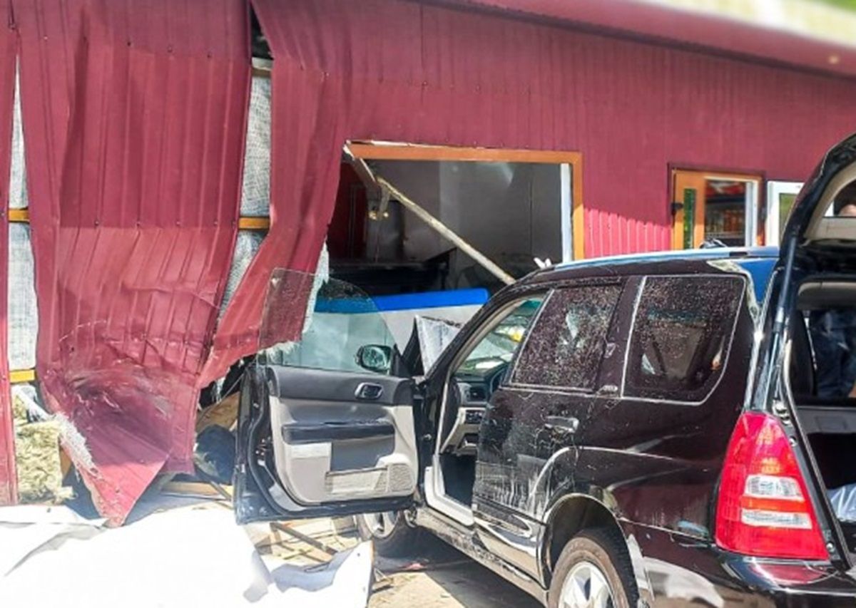 На Буковині водій Subaru знепритомнів і в'їхав в магазин