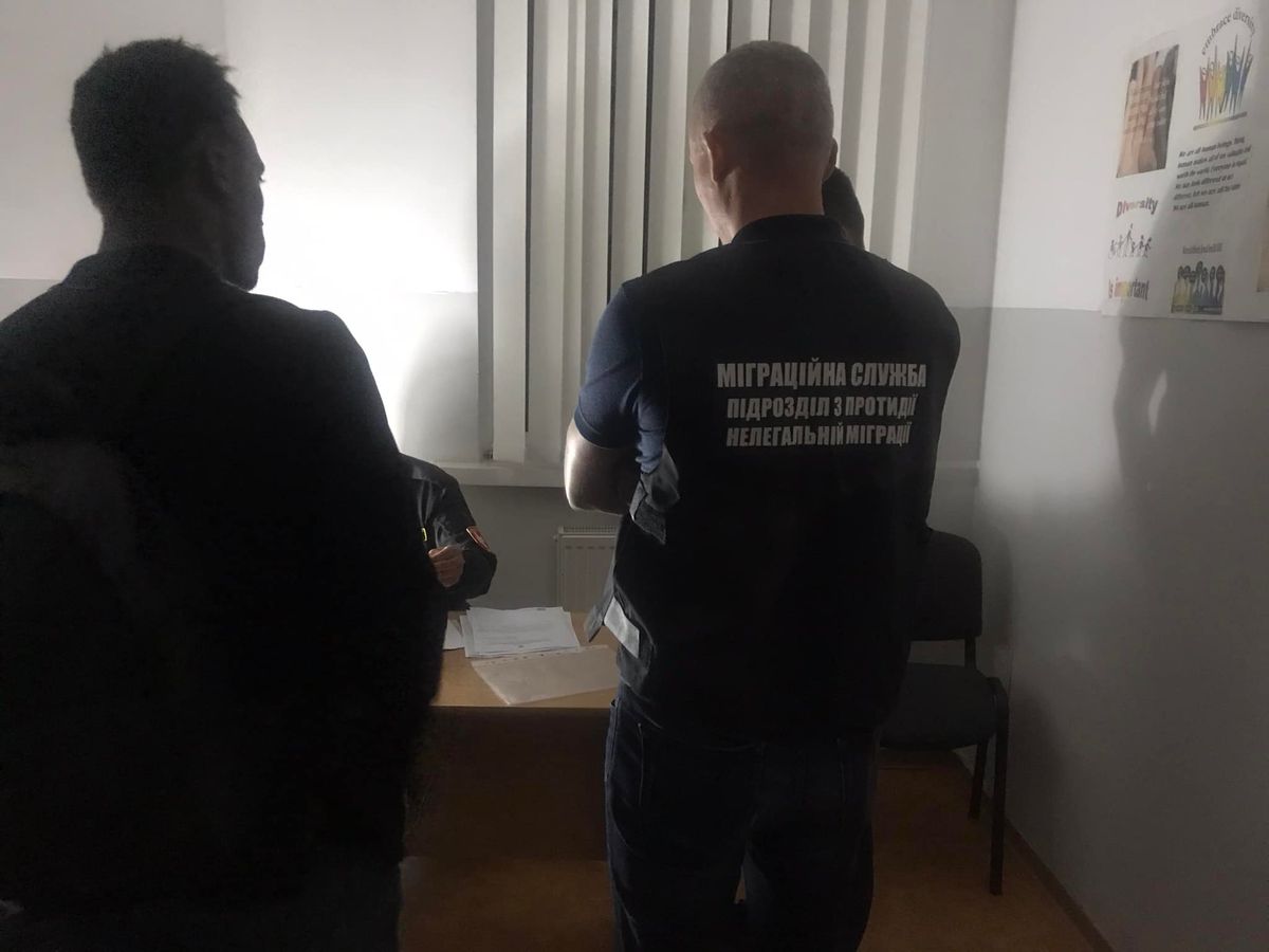 З України депортують африканця, який втік від війни з Донеччини на Прикарпаття