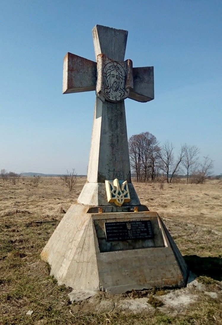 Пам’ятний хрест на місці криївки з іменами полеглих упівців (фото Krystynopol.info)