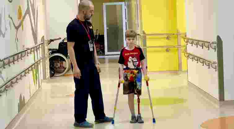 У Львові виготовили протез для 9-річного прикарпатця, який втратив ногу через рак