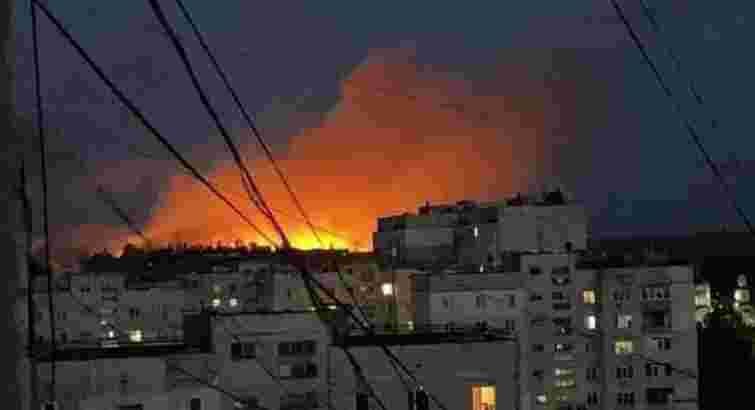 В окупованому Луганську прогриміла серія вибухів, виникла масштабна пожежа
