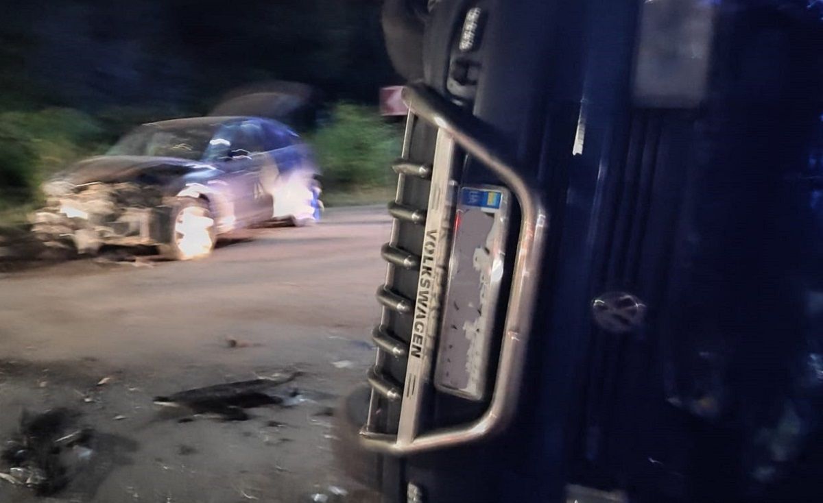 Дев’ять людей постраждали в нічній ДТП буса та легковика в Червонограді