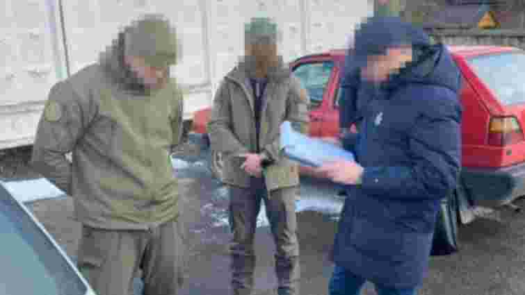 Посадовці колоній з Прикарпаття й Рівненщини вимагали 360 тис. грн за вироби в'язнів