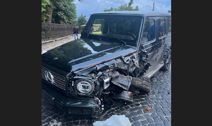П'яний водій Mercedes Gelandewagen врізався в маршрутний автобус у Львові