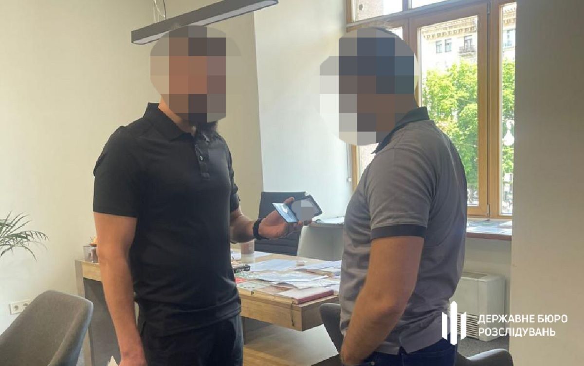 ДБР повідомило про підозру у вимаганні хабарів посадовцю КМДА 