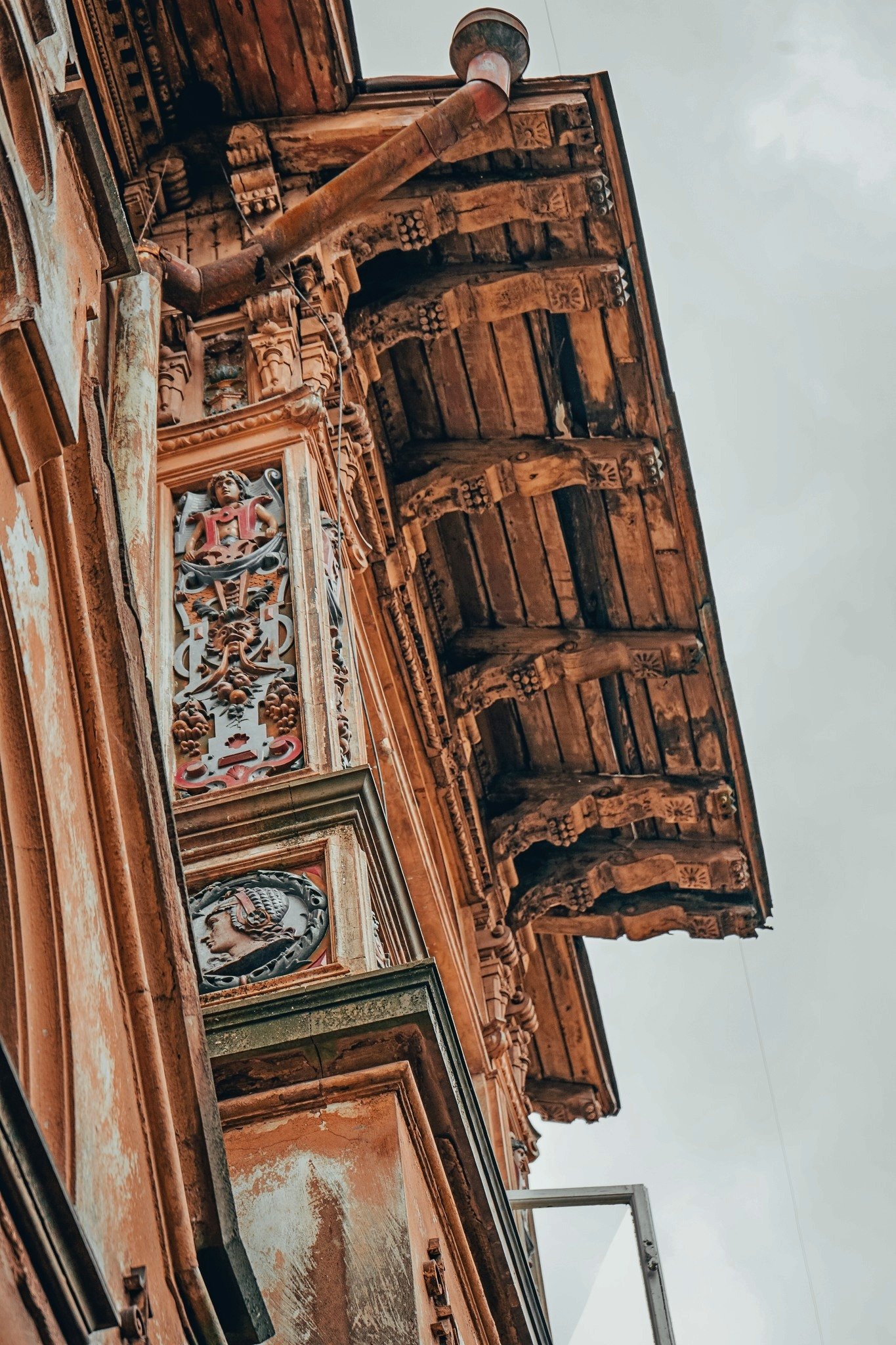 Кольорова майоліка фасаду і різьблені кронштейни (фото Бюро спадщини)