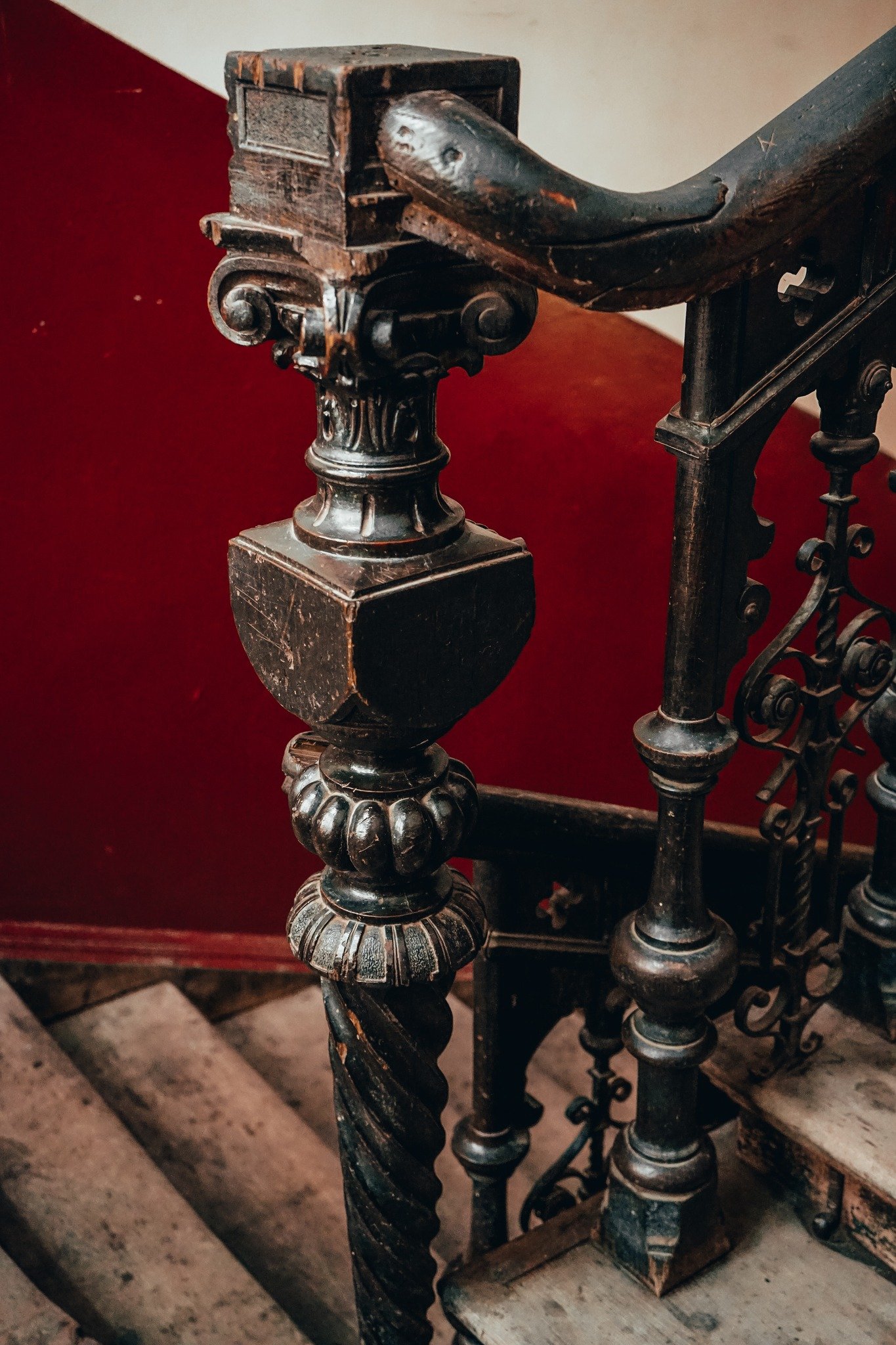 Сходи коридору (фото Бюро спадщини)