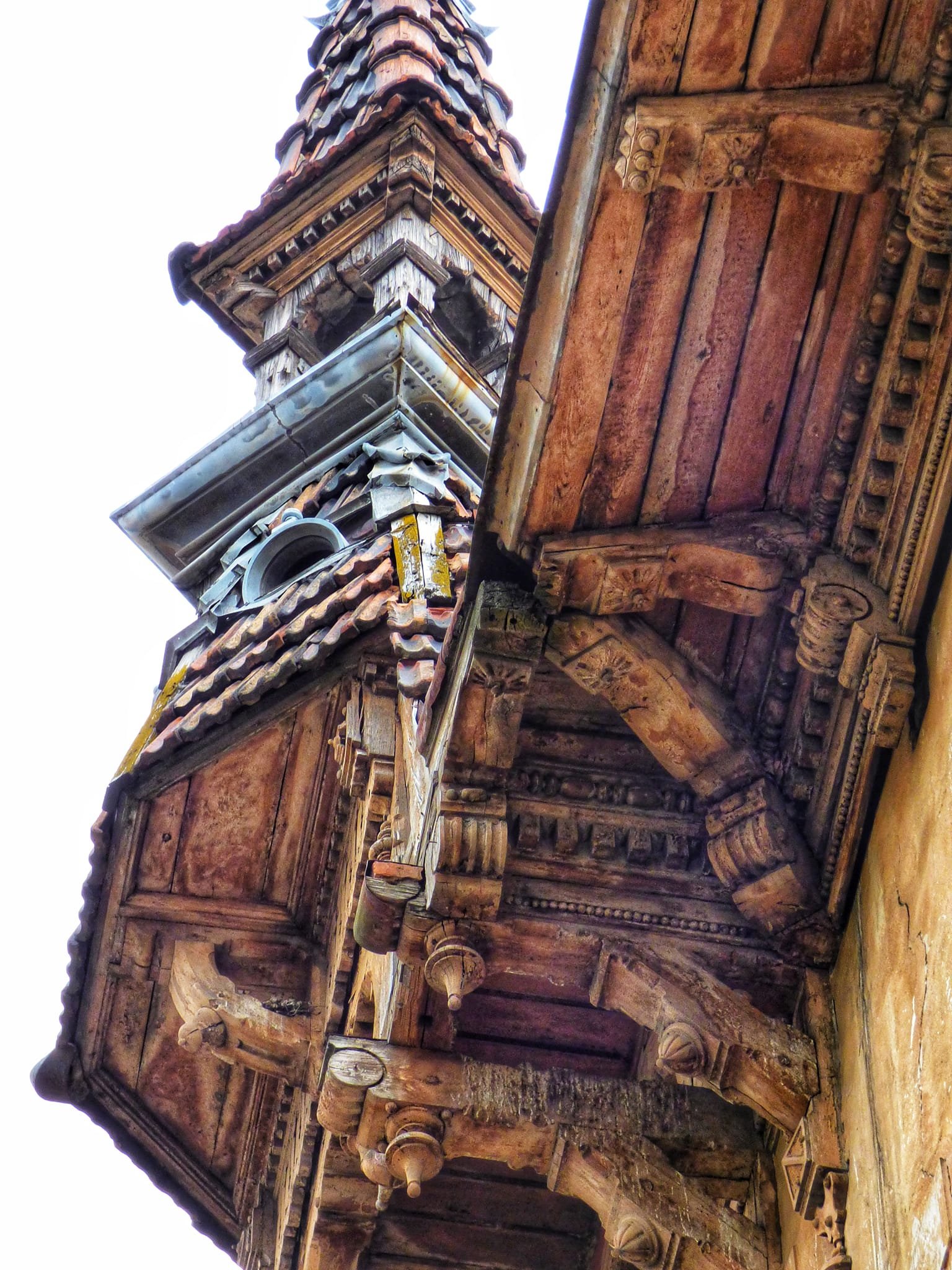 Вежа і різьблені кронштейни даху (фото Сергія Леонова)