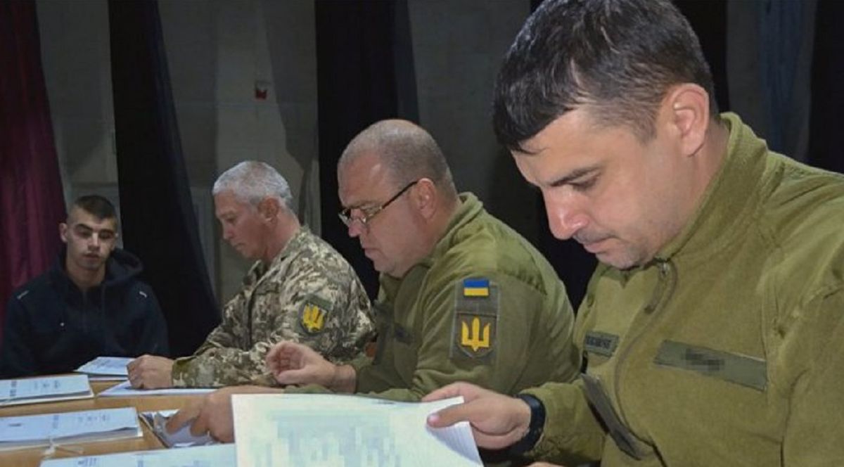 Кабінет міністрів відтермінує взяття на облік 17-річних українців за кордоном 