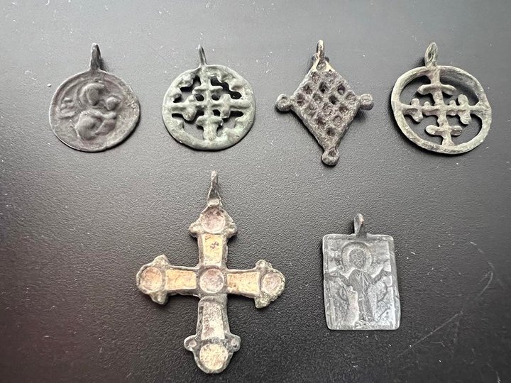 Хрестики та медальйони