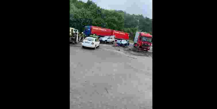 Поблизу Львова в ДТП з вантажівкою загинула пасажирка легкового автомобіля 