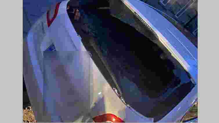 У Львові 21-річна дівчина потрощила шість автомобілів У Львові 21-річна дівчина потрощила шість автомобілів