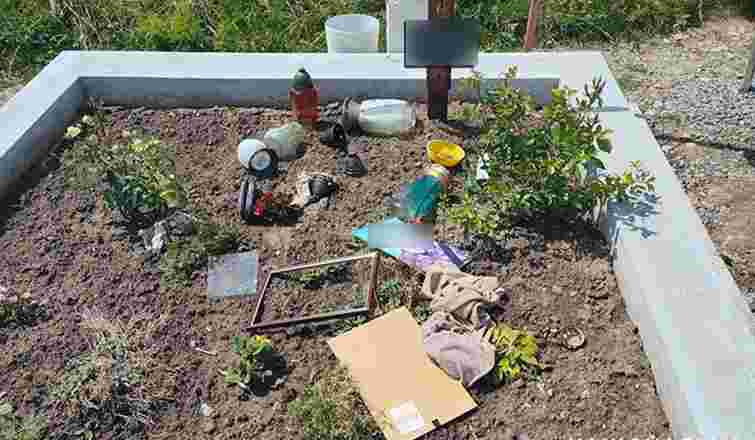 На Тернопільщині суд оштрафував вандала на 51 грн за пошкодження 4 могил загиблих військових