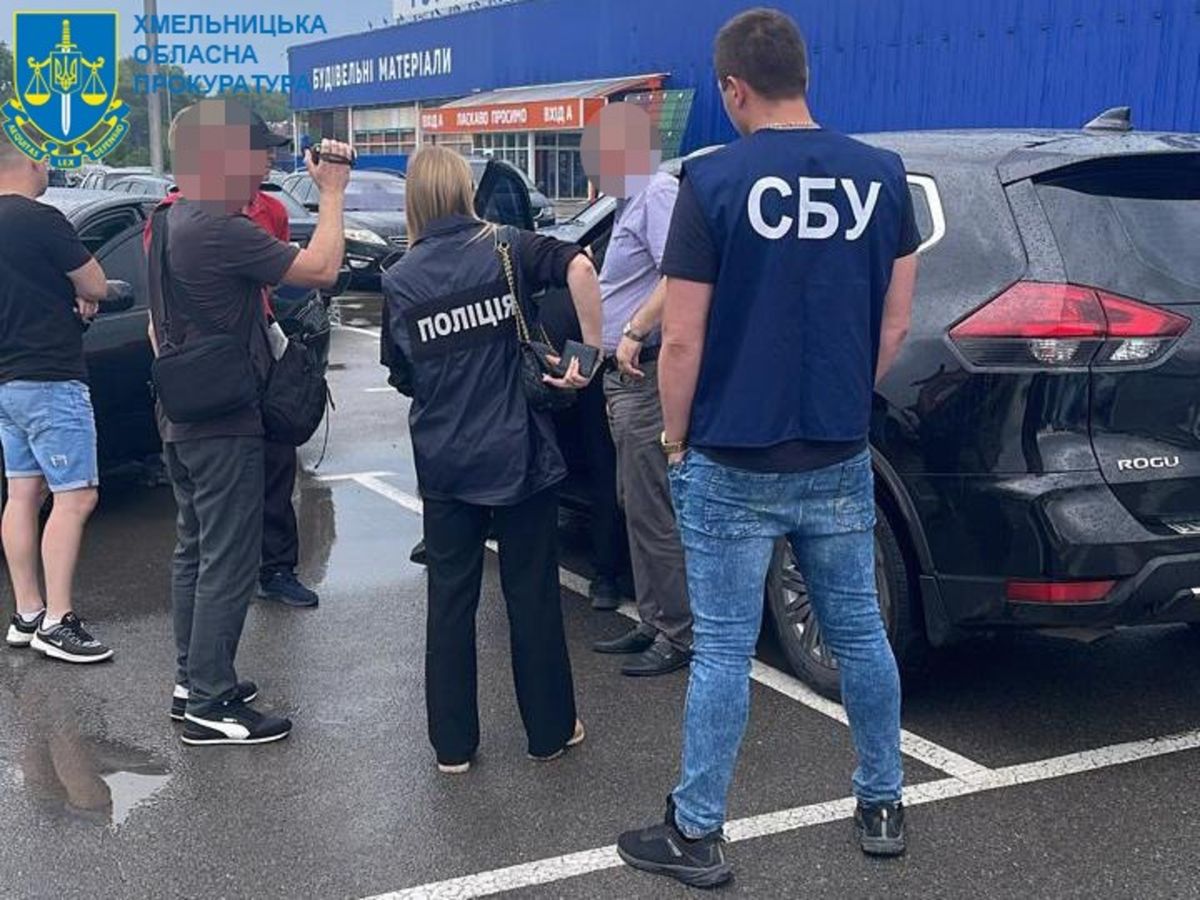 На Хмельниччині директора філії облавтодору затримали на хабарі у 50 тис. грн