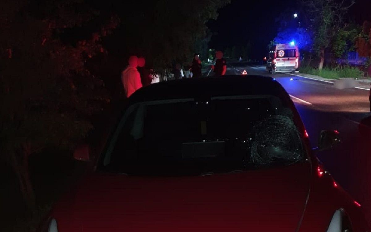 На Закарпатті 20-річний водій Tesla на смерть збив 44-річну жінку
