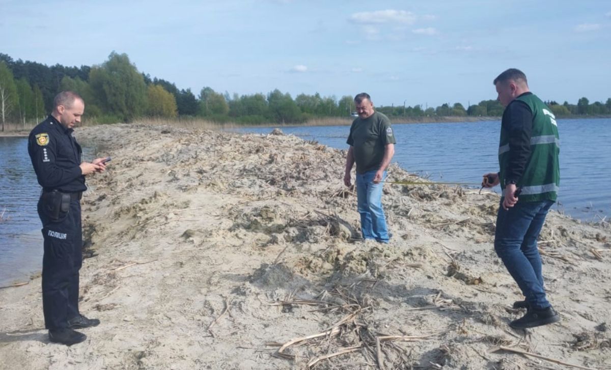 На Хрінницькому водосховищі невідомі самовільно спорудили дамбу  