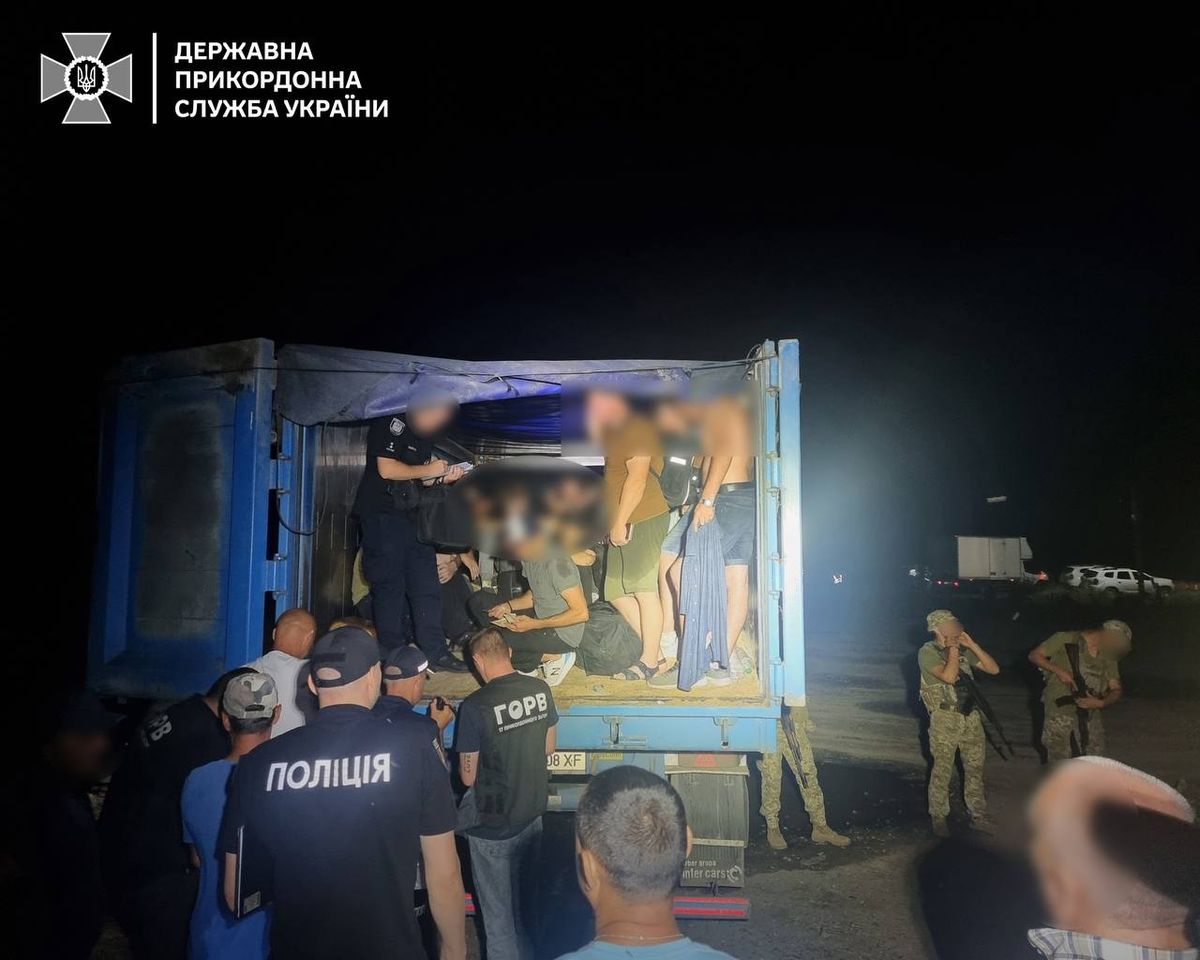 Прикордонники виявили у зерновозі на Одещині 41 ухилянта