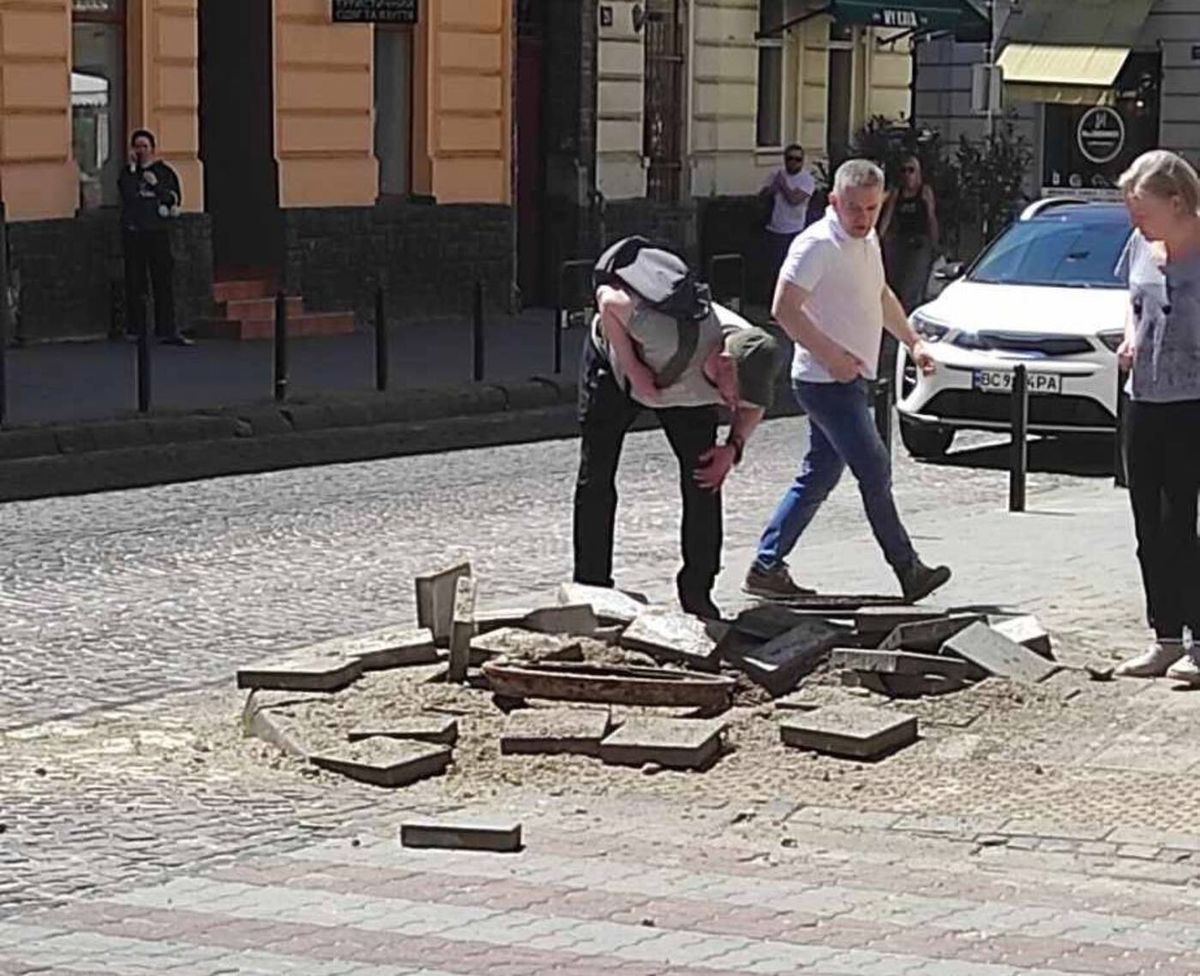 На вул. Пекарській у Львові пролунало два вибухи