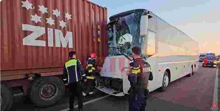 У Румунії автобус із 57 українцями зіткнувся з вантажівкою