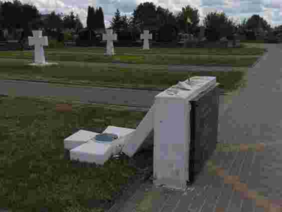 В Тернополі на місцевому кладовищі водій авто розтрощив хрест січових стрільців