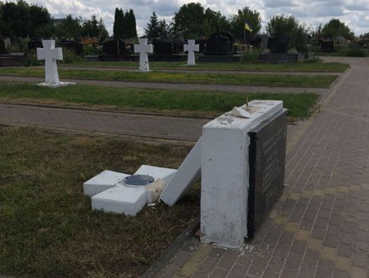 В Тернополі на місцевому кладовищі водій авто розтрощив хрест січових стрільців