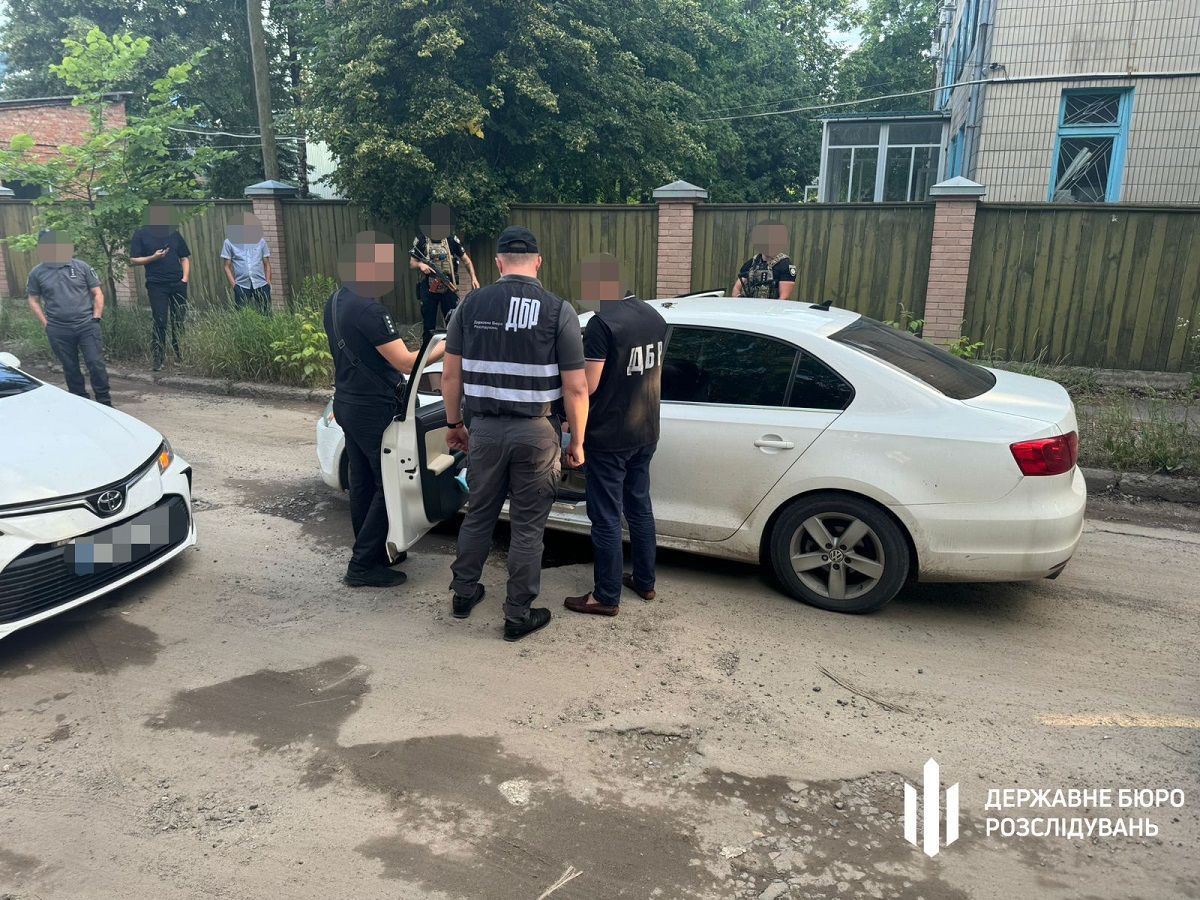 У Сумах ДБР викрило правоохоронця на спробі продати зброю