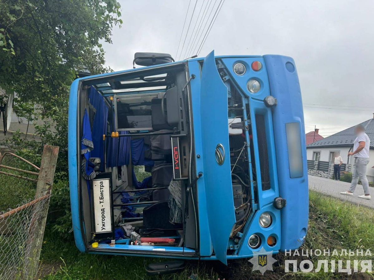 На Закарпатті внаслідок аварії рейсового автобуса постраждали 11 пасажирів