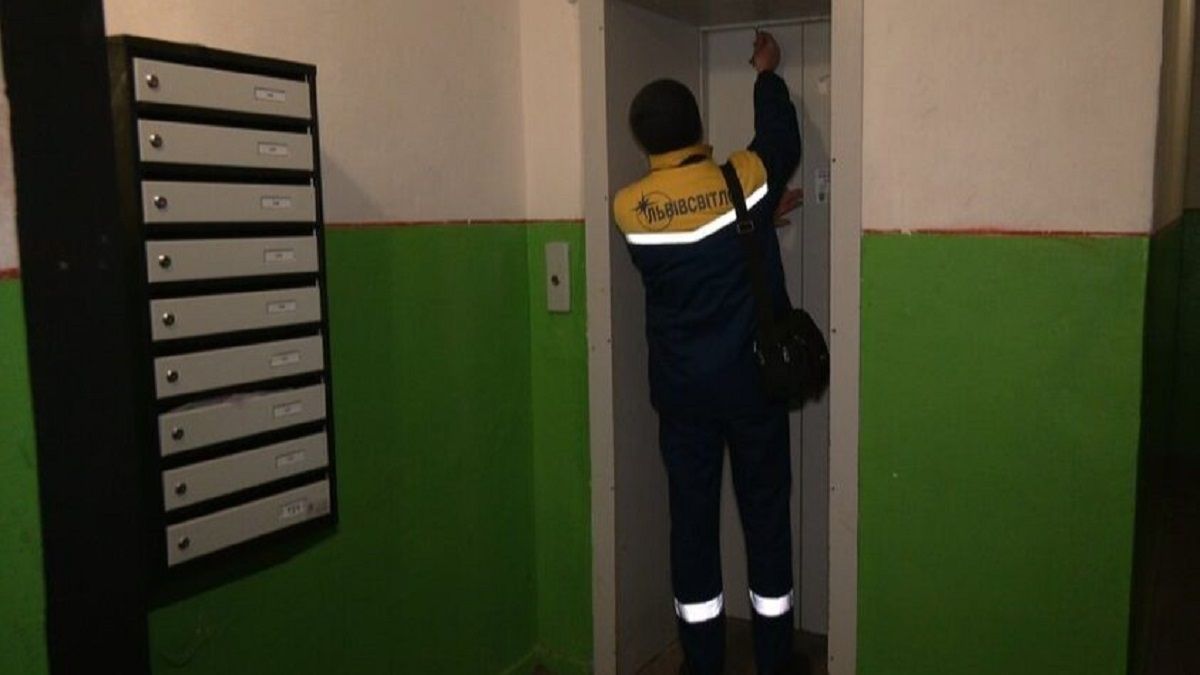 «Львівсвітло» шукає електромеханіків ліфтів та електромонтерів через мобілізацію 14% працівників