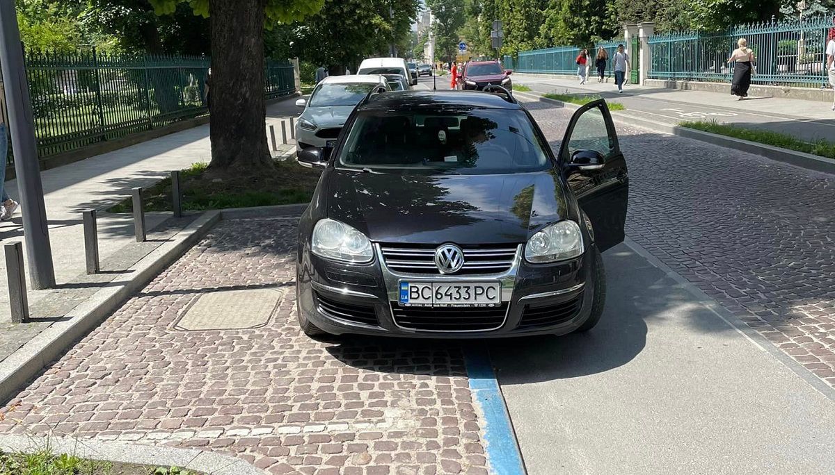 Поліція шукає водія авто, який погрожував перцевим балончиком велосипедистці у Львові