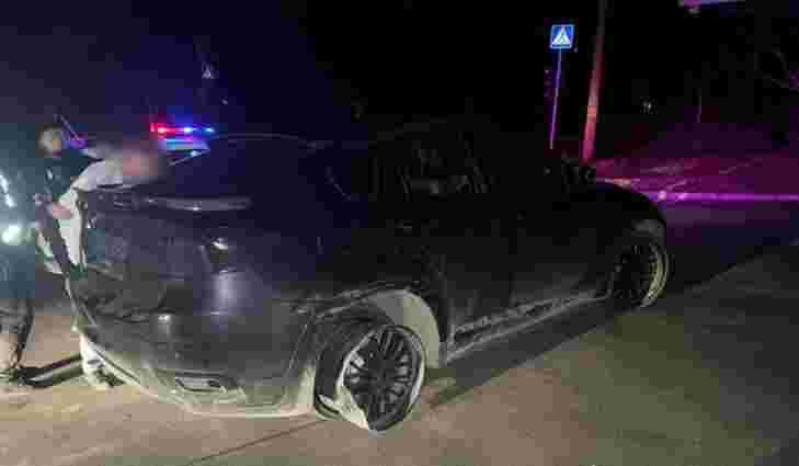 В Чернівцях водій BMW X-6 протаранив патрульне авто і травмував поліцейську