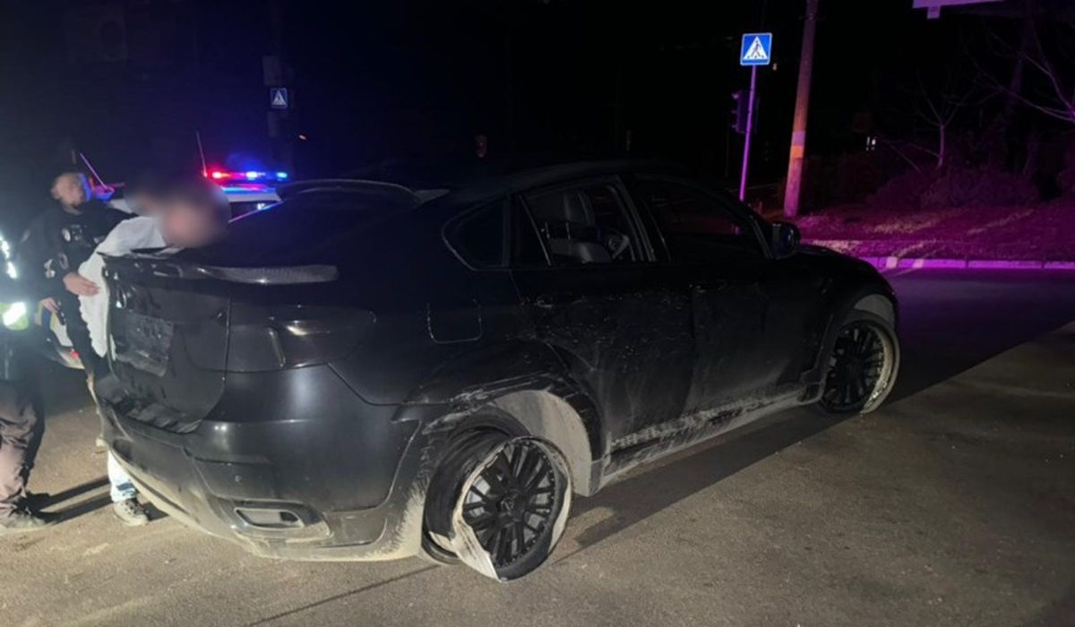 В Чернівцях водій BMW X-6 протаранив патрульне авто і травмував поліцейську