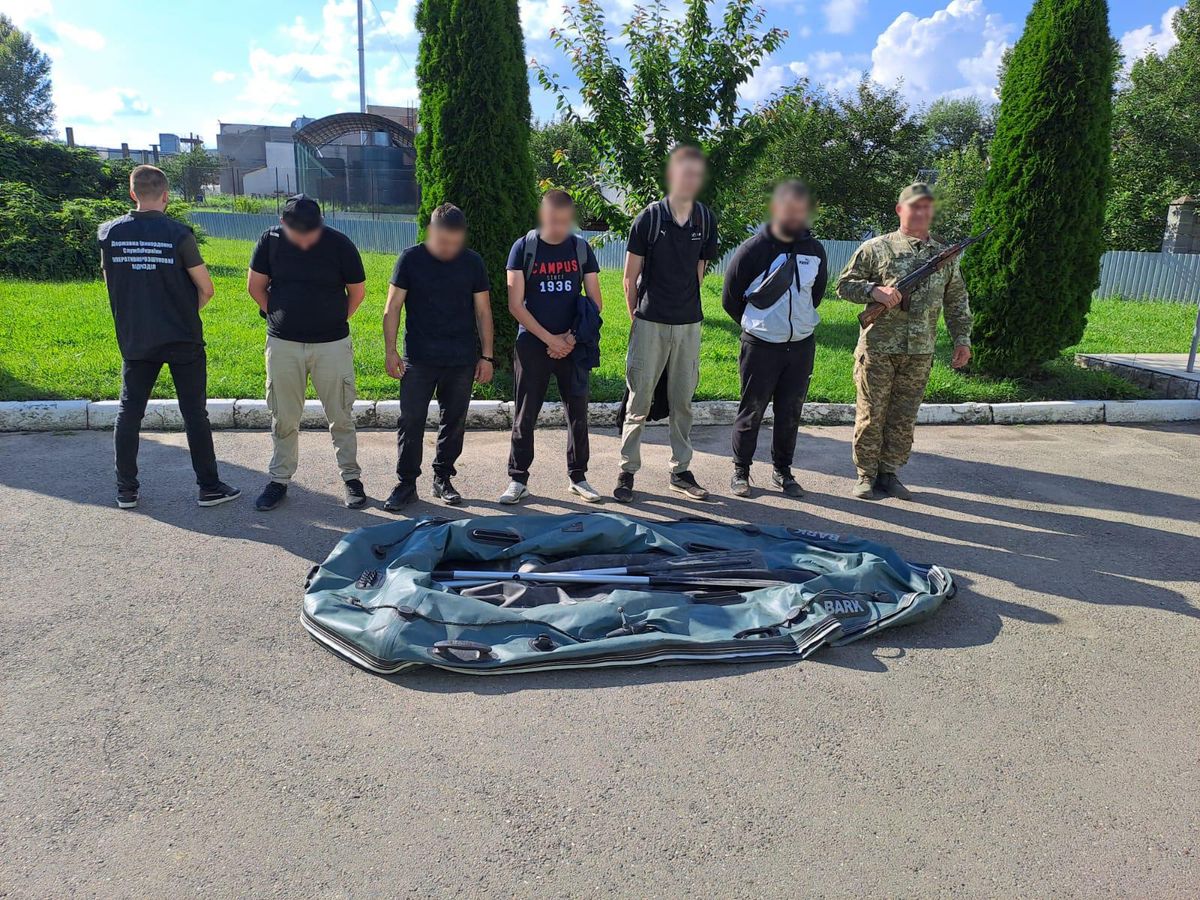 Прикордонники з пострілами зупинили п’ятьох ухилянтів з човном на березі Тиси
