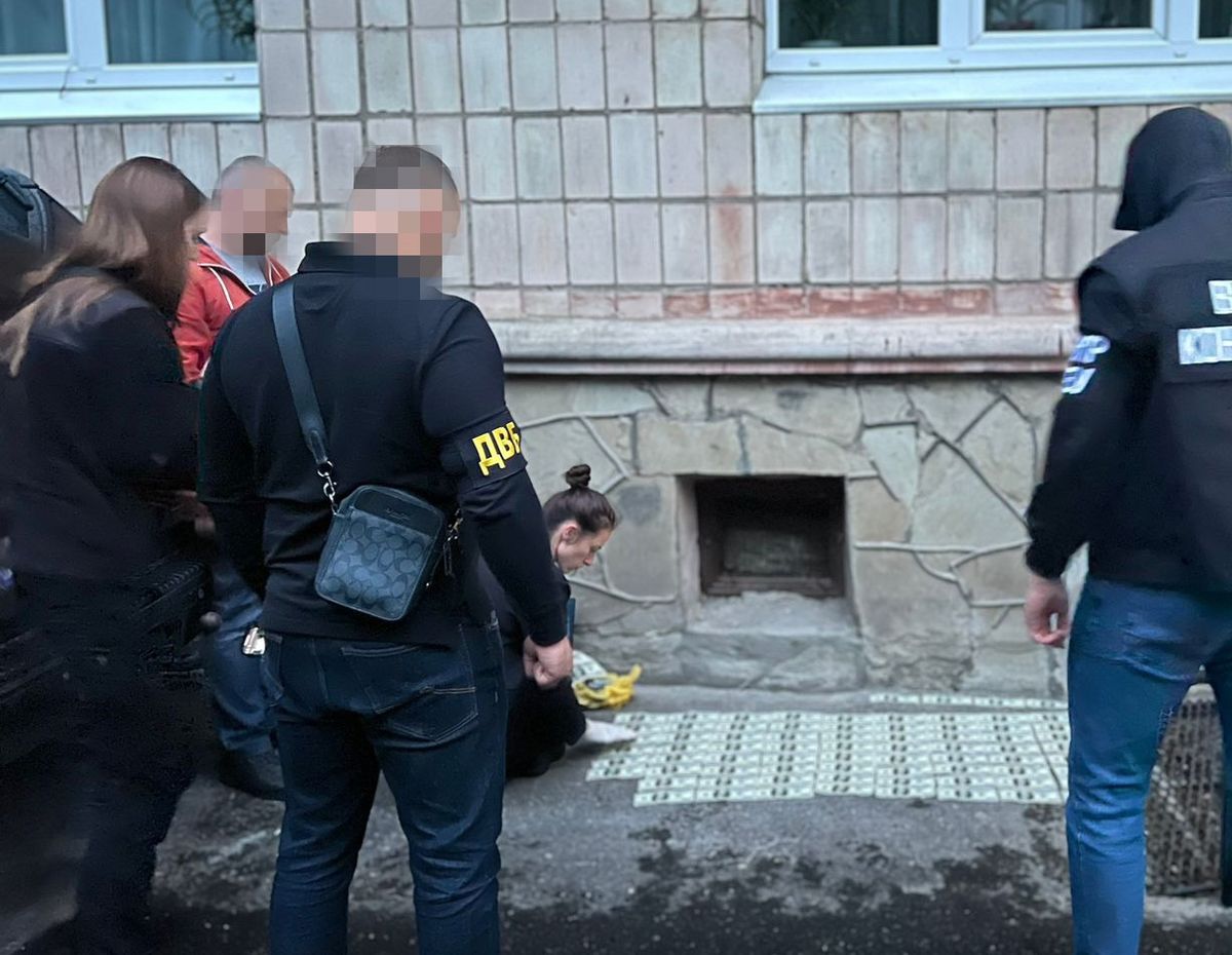 Керівник тернопільського благодійного фонду вимагав 10 тис. доларів за вплив на МСЕК