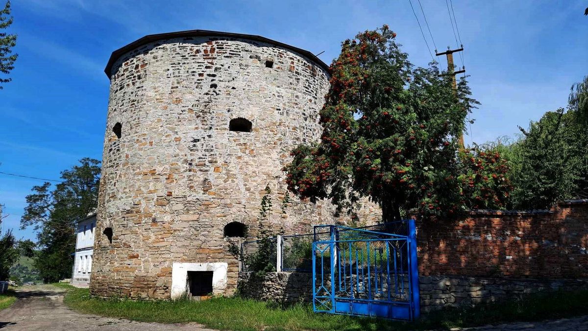 Замок Буданова: фортеця, монастир, психлікарня