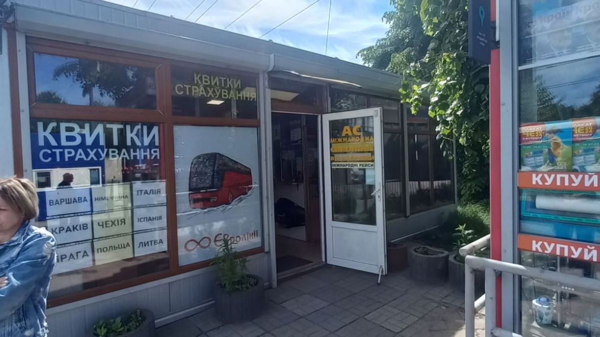 У Львові підприємці добровільно демонтували незаконний МАФ з продажу страховок