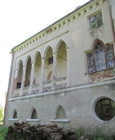 Готичні арки палацу