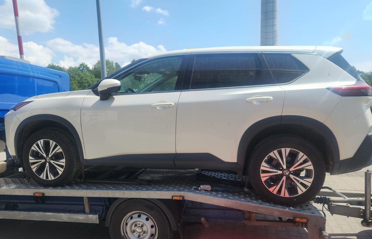 Львівські митники викрили благодійний фонд, який незаконно ввозив позашляховики нібито для ЗСУ