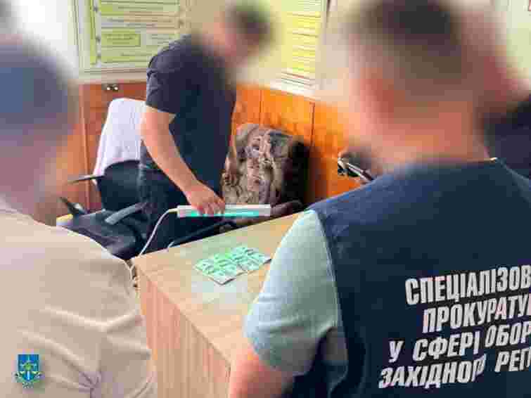 На Волині 42-річну працівницю ТЦК викрили на хабарі від військовозобов'язаних