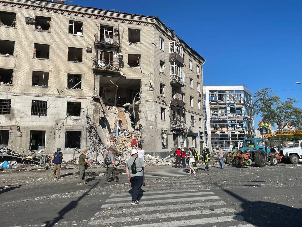 Росіяни вдарили по житловому будинку Харкова, є загиблі та поранені
