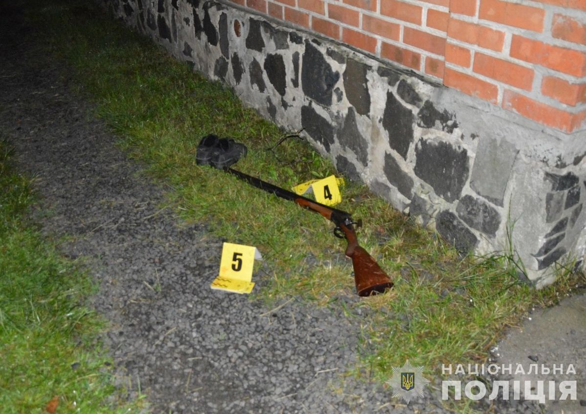 На Волині 37-річний чоловік поранив рушницею сусіда та стріляв у поліцейських