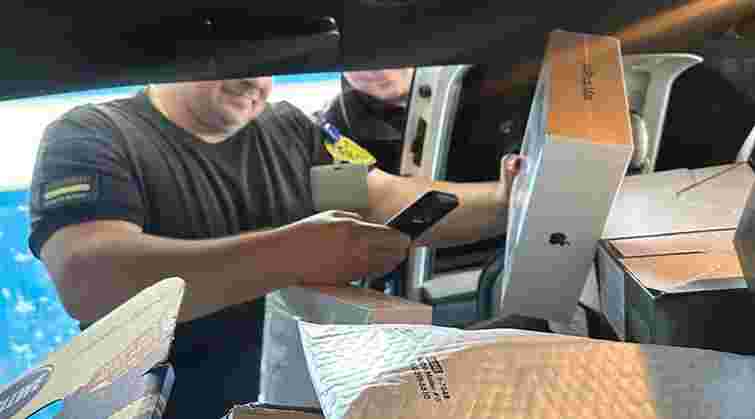 Мешканка Рави-Руської намагалась ввезти техніку Apple на мільйон гривень у коробках з їжі