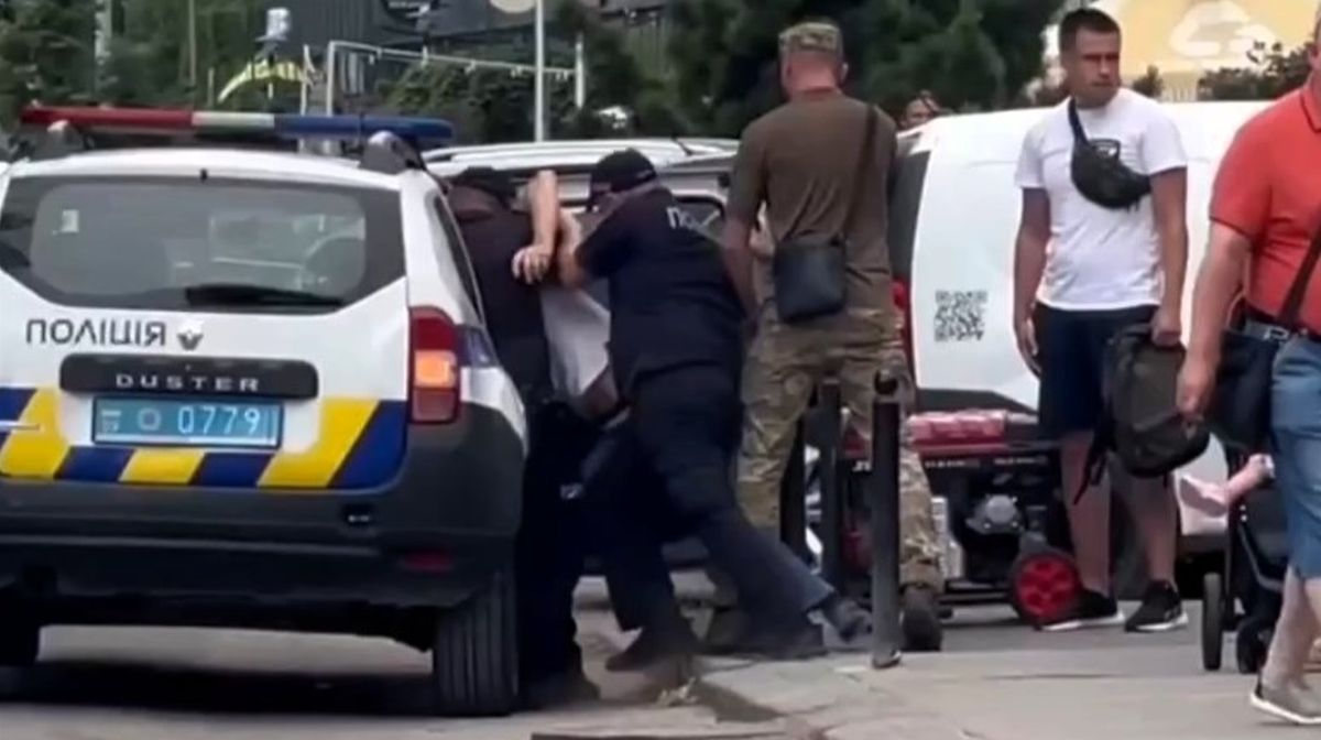 ТЦК пояснив примусове затримання перехожого на вулиці в Івано-Франківську