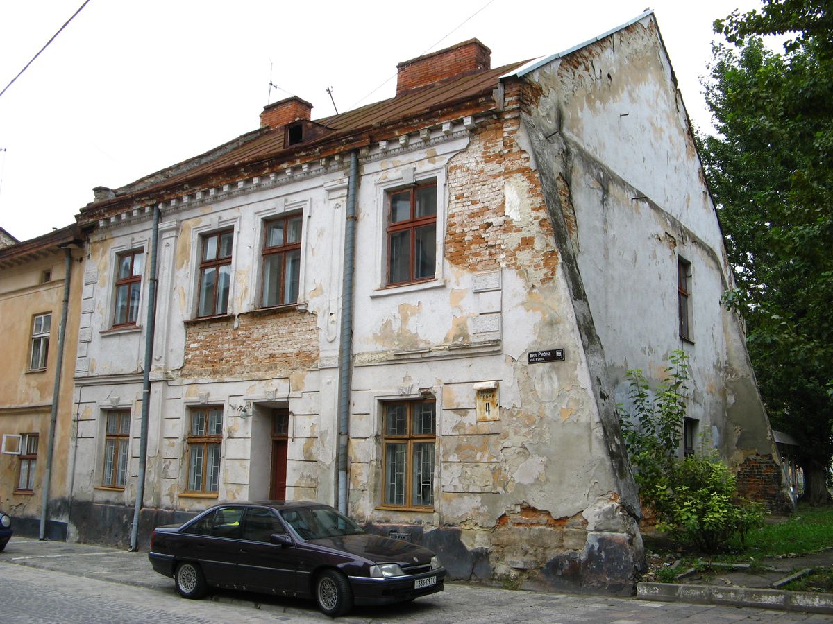 Львівська міськрада відсудила двоповерховий будинок на Підзамчі