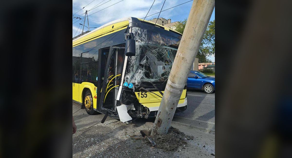 У Львові тролейбус з пасажирами врізався у стовп