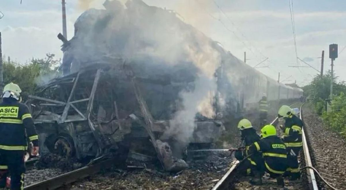 На півдні Словаччини швидкісний поїзд зіткнувся з автобусом, щонайменше шестеро загиблих