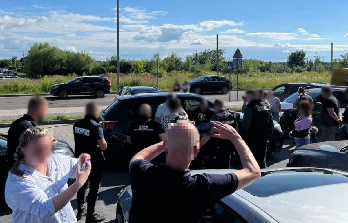 Львів'янин за 5000 доларів виготовляв ухилянту фіктивні документи для виїзду за кордон