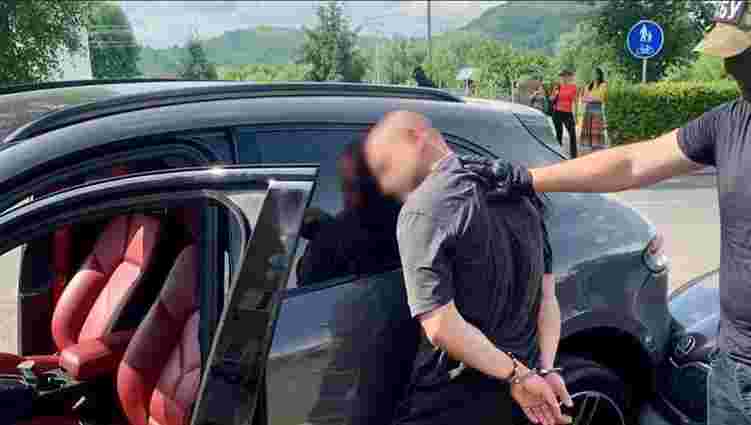 У Мукачеві затримали кримінального авторитета за напад з гранатою на будинок депутата